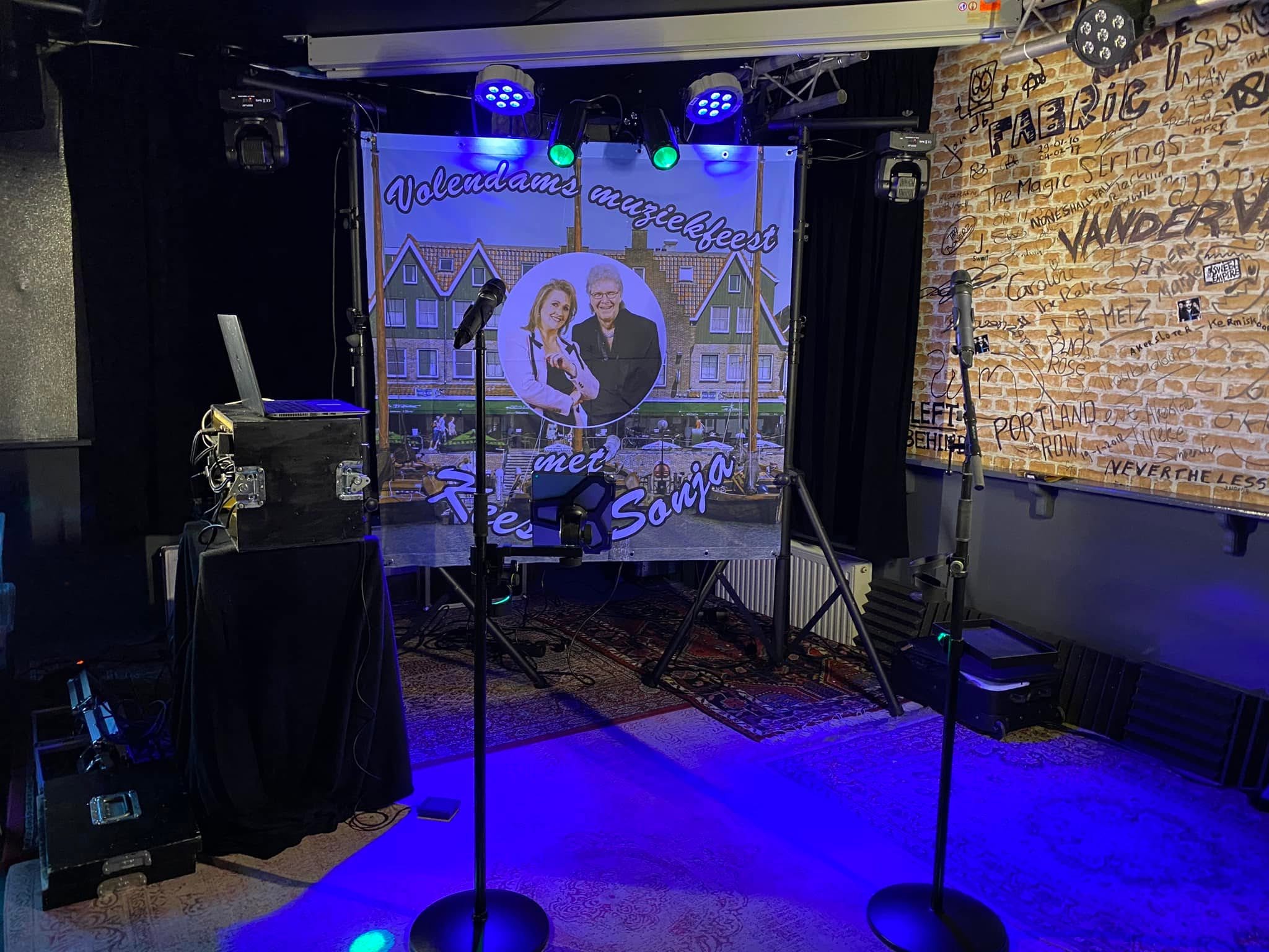 Het podium van The Storey Club, klaargezet voor een optreden