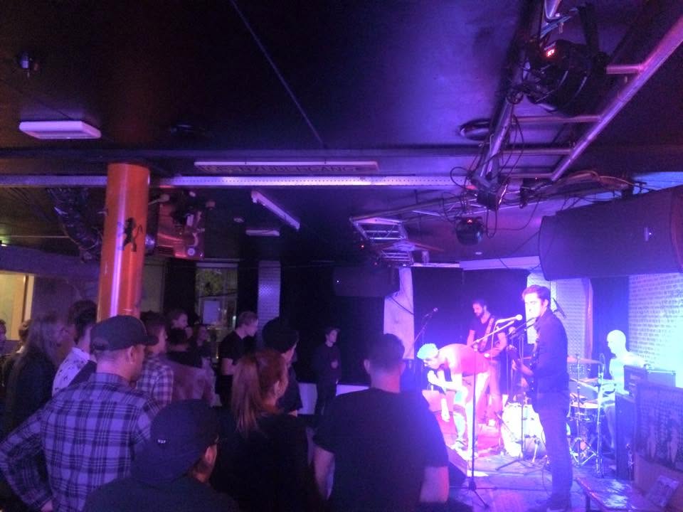 Live band op het podium met publiek ervoor