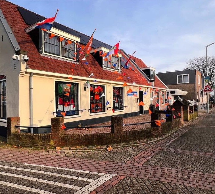 De buitenkant van The Storey Club, versierd met oranje vlaggetjes