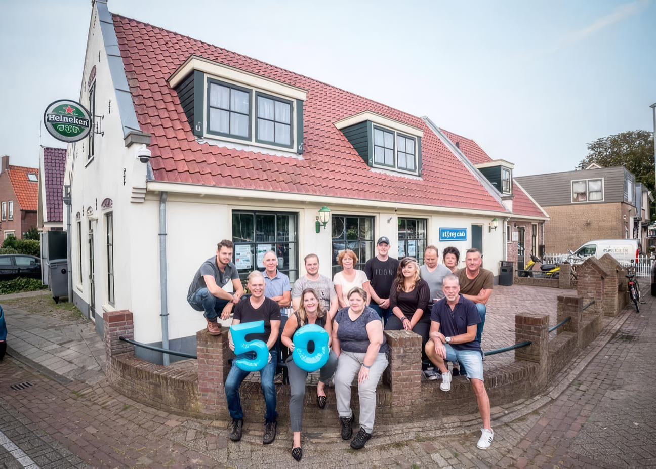 De vrijwilligers van The Storey Club voor het pand aan het Wilhelminaplein
